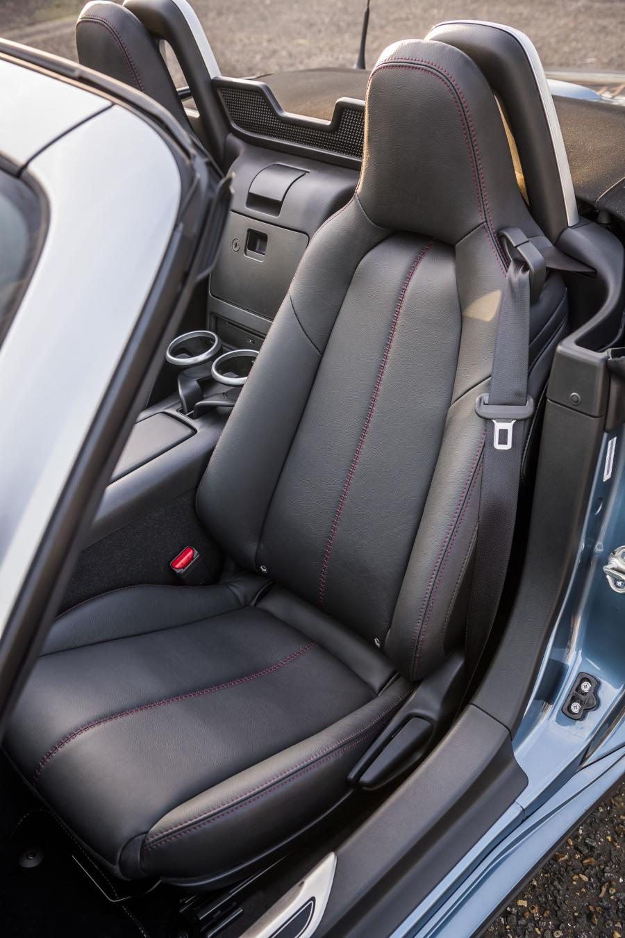 Интерьер Mazda MX-5 Arctic 2017 года  (UK) (фото 49 из 53)